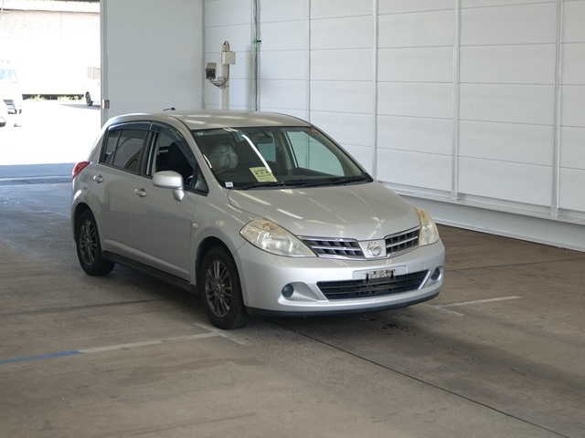 NISSAN TIIDA