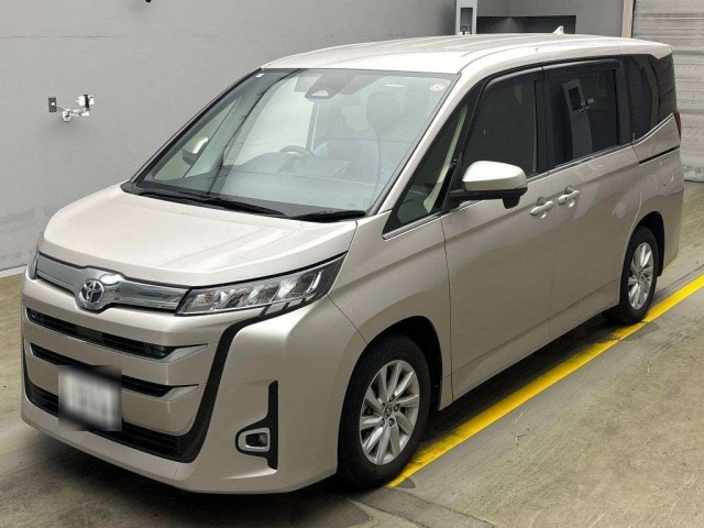 TOYOTA NOAH