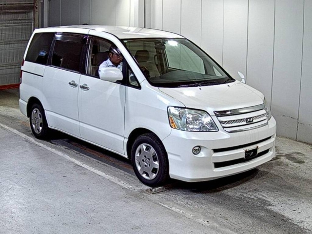 TOYOTA NOAH