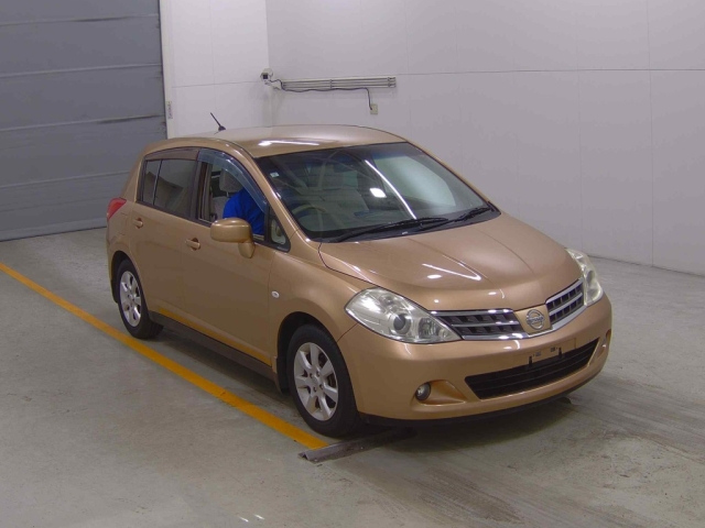 NISSAN TIIDA