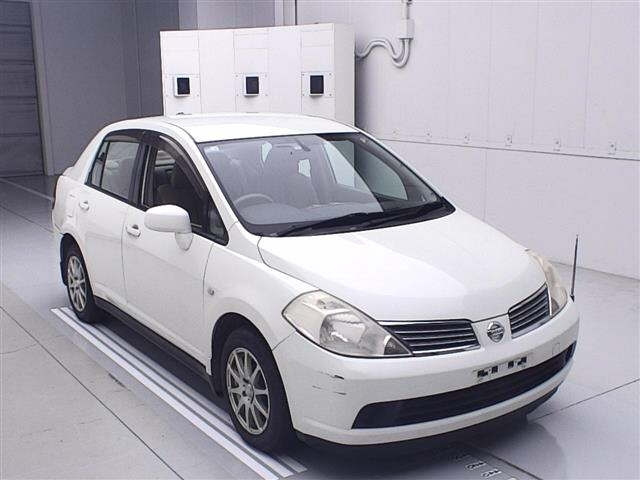 NISSAN TIIDA