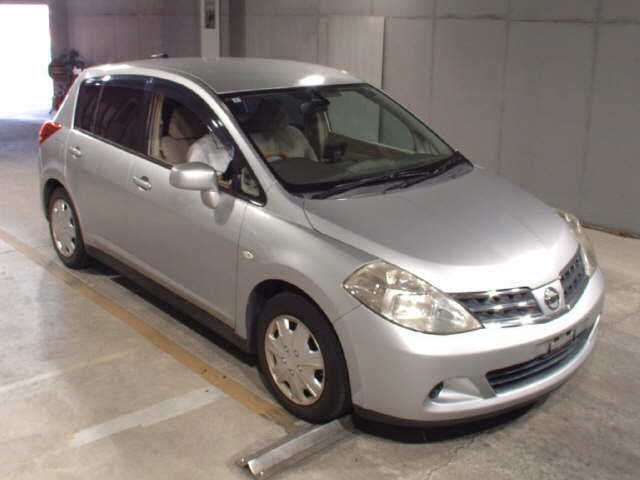 NISSAN TIIDA