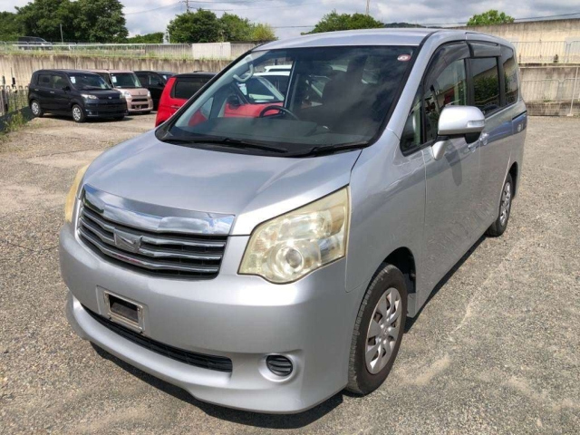 TOYOTA NOAH